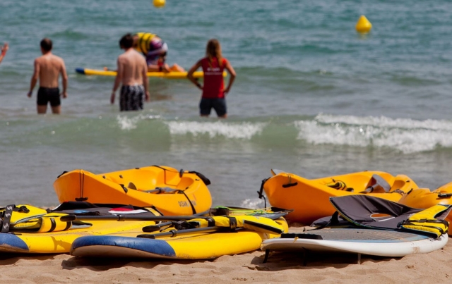 Kayaks en la arena